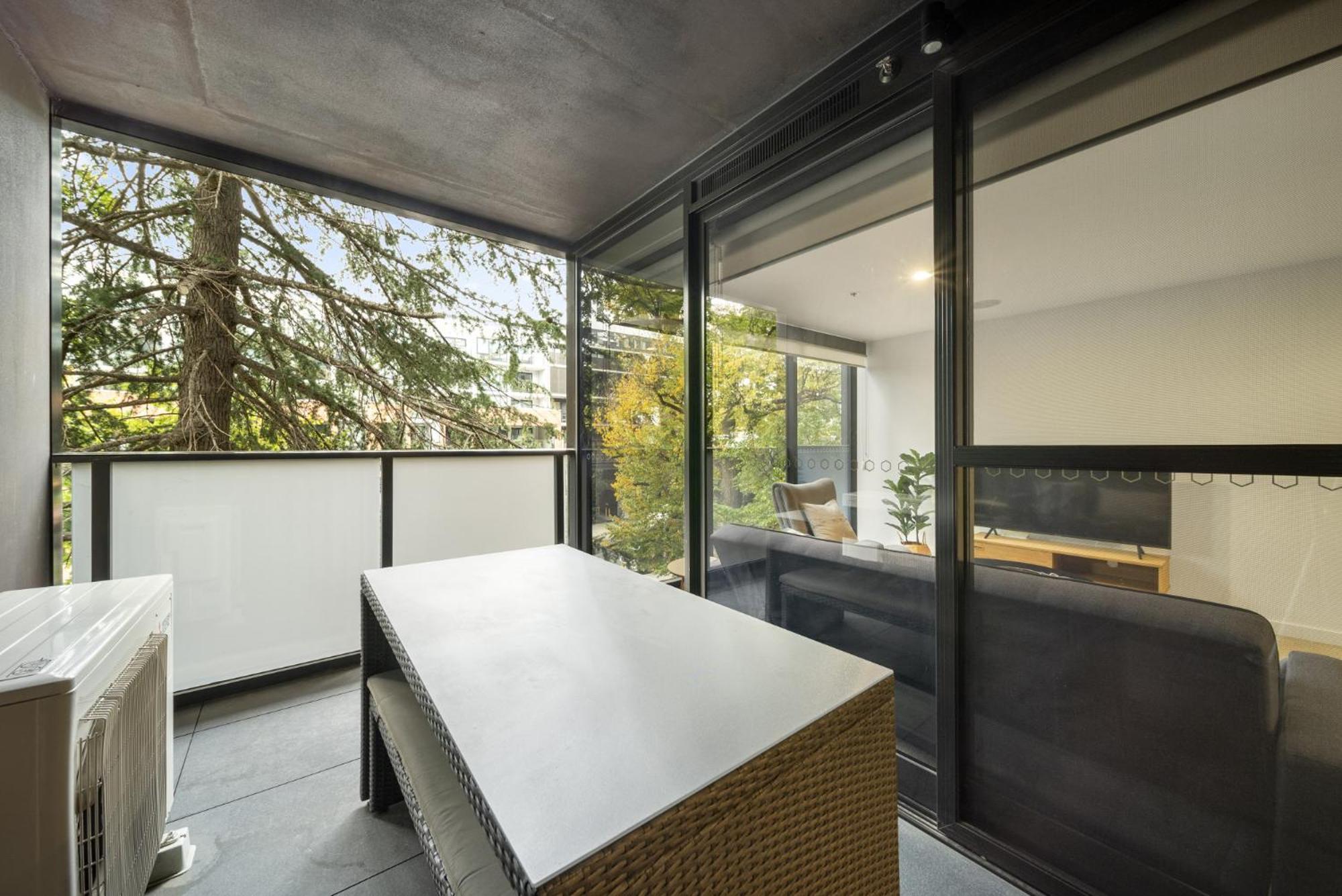 Chic Inner-city 2-bed Abode With Pool Gym & Sauna Apartment Canberra