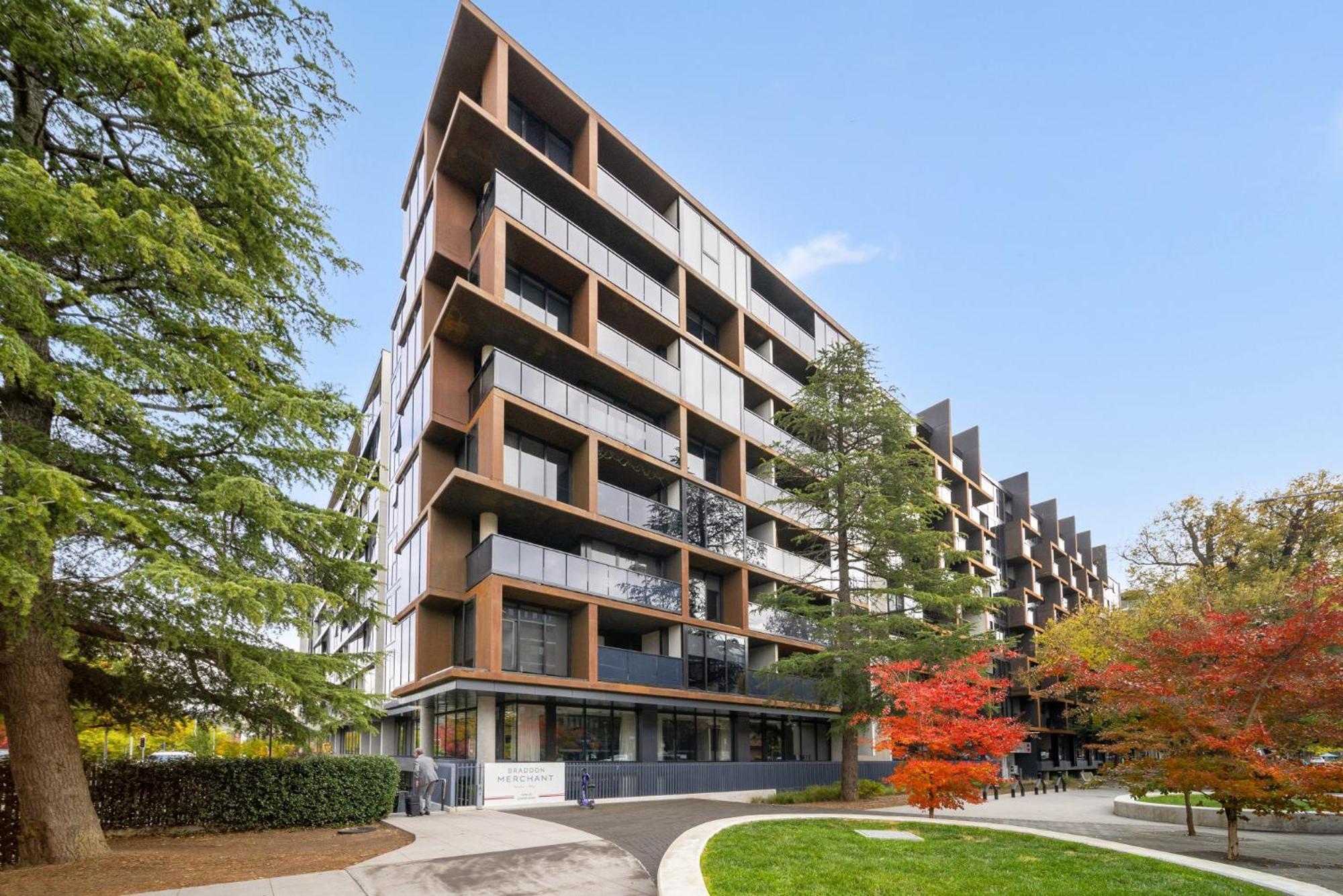 Chic Inner-city 2-bed Abode With Pool Gym & Sauna