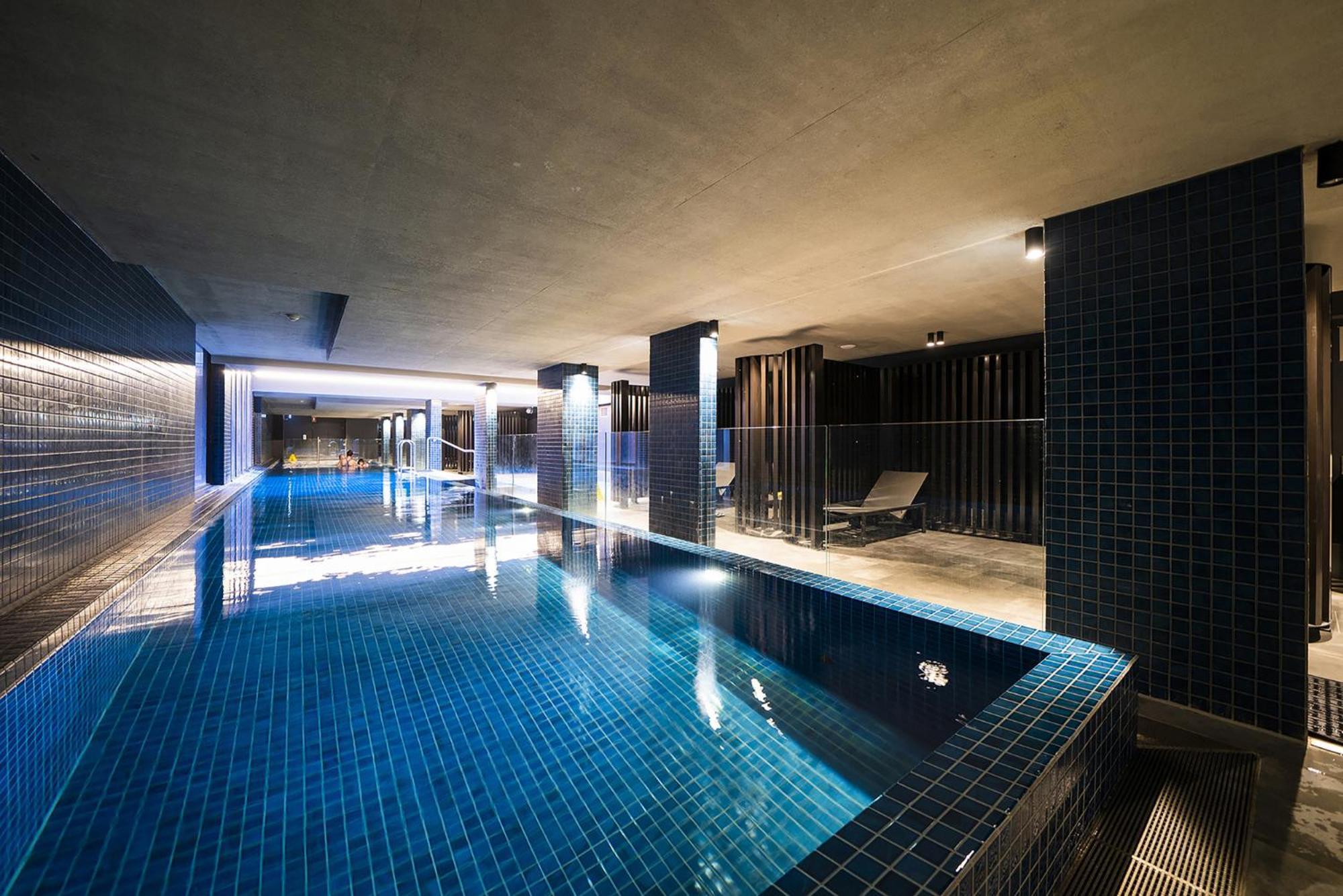 Apartment Chic Inner-city 2-bed Abode With Pool Gym & Sauna *