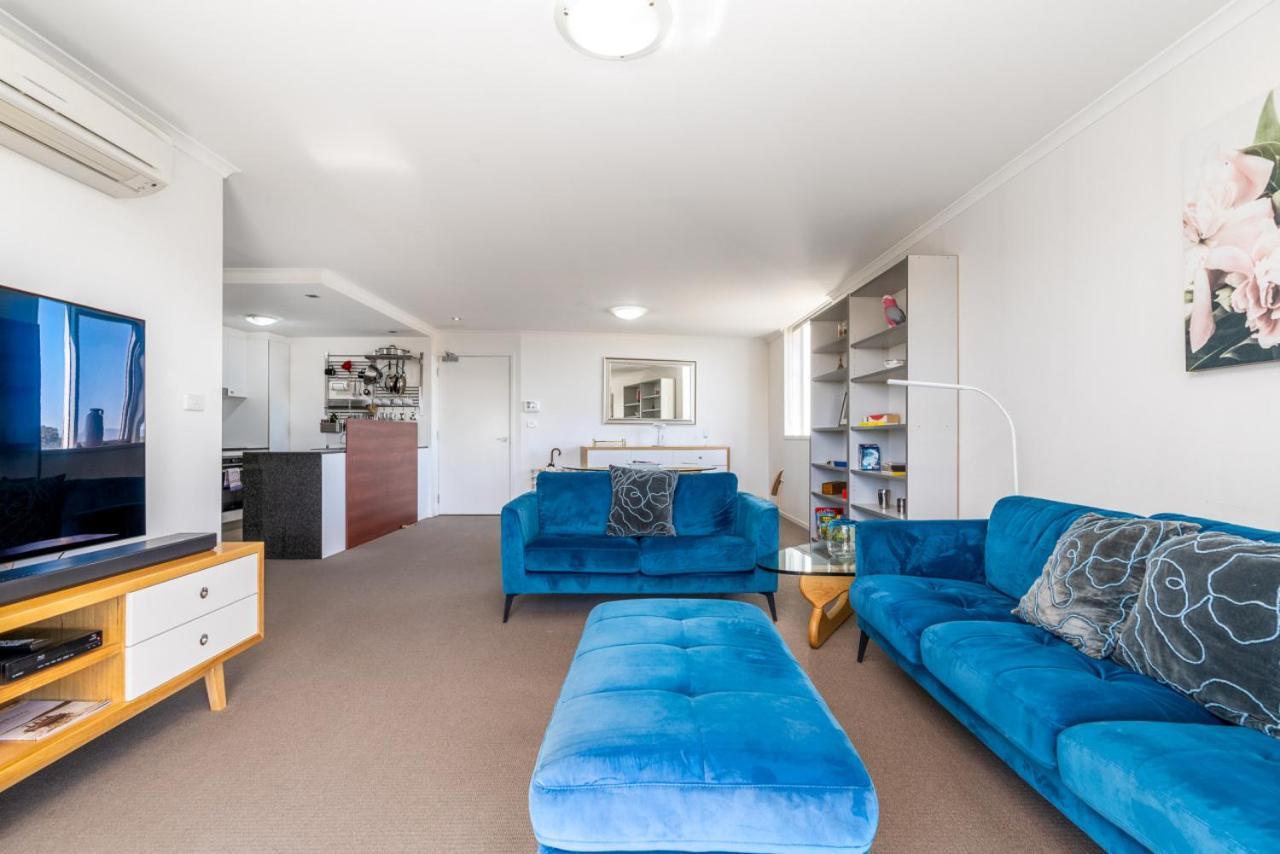 Spacious And Cosy With Great Views In Braddon Apartment