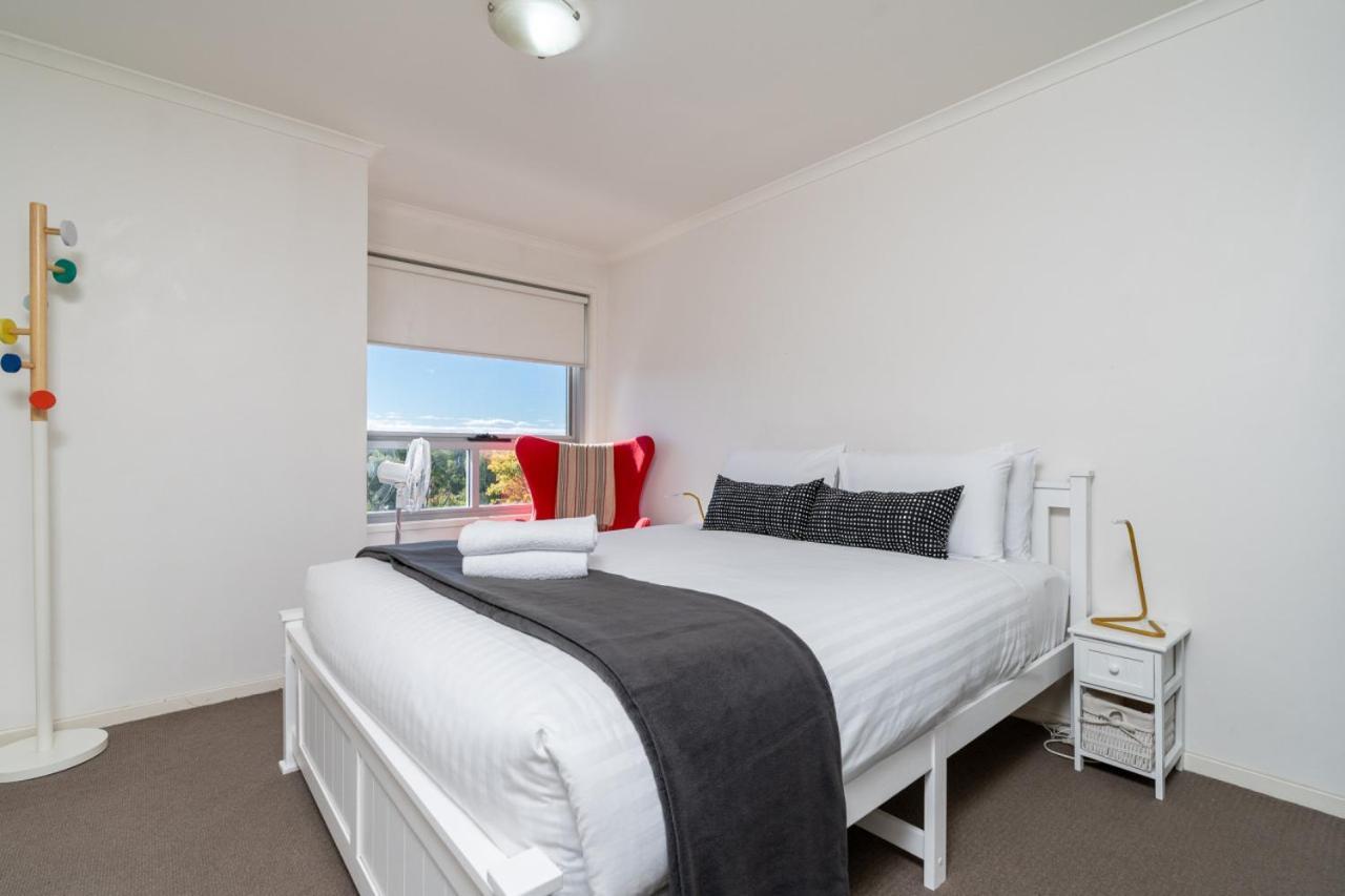 Spacious And Cosy With Great Views In Braddon Apartment