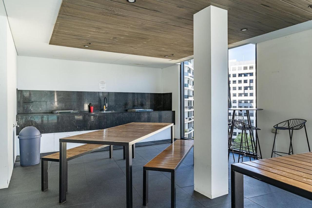 North-facing 3 Min To Times Fountain Apartment *