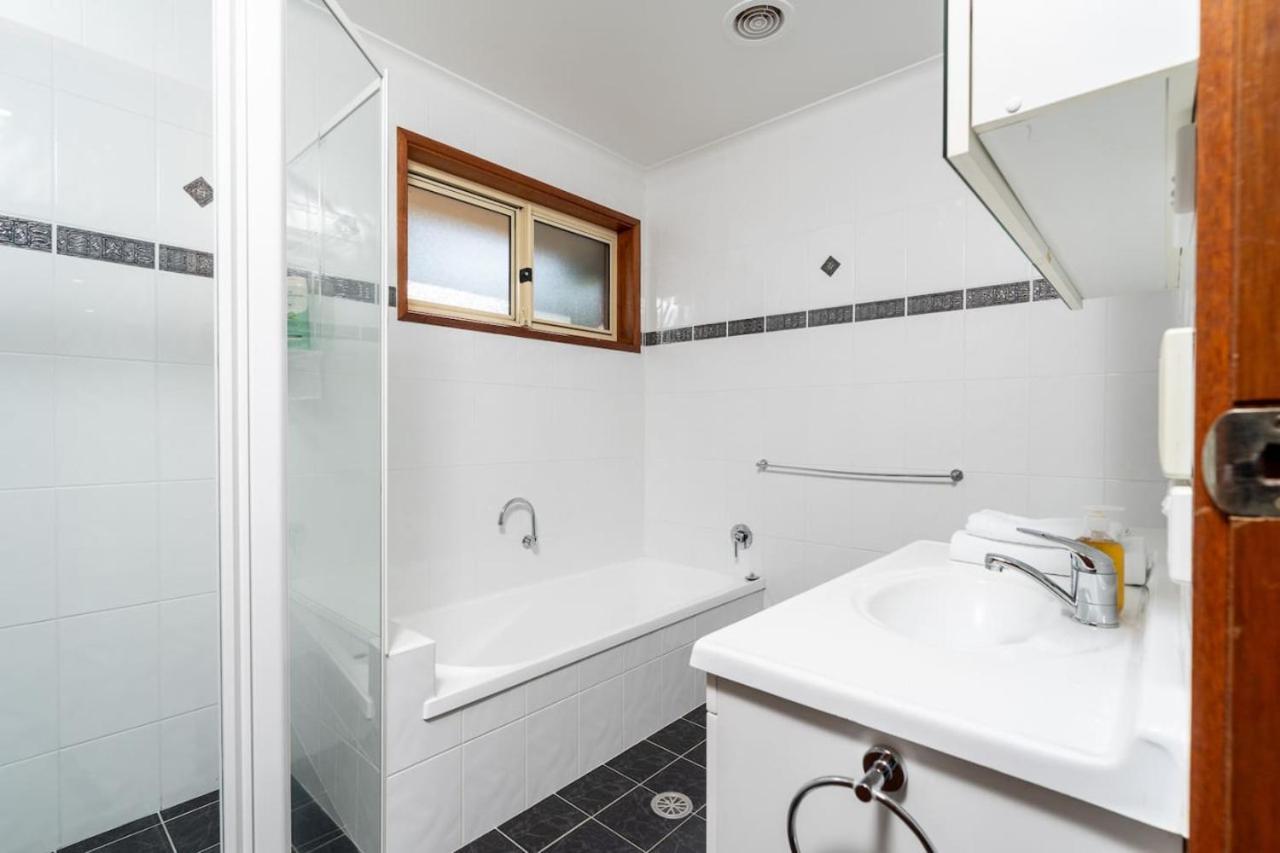 Spacious 2br In Tranquil Leafy Neighborhood *
