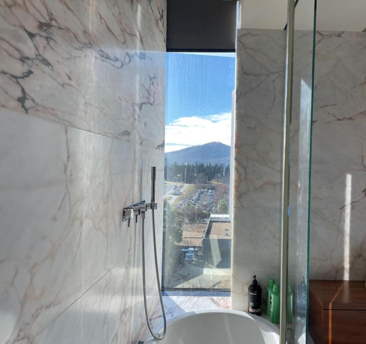 Apartment Luxury In Popular Newacton Precinct-city *