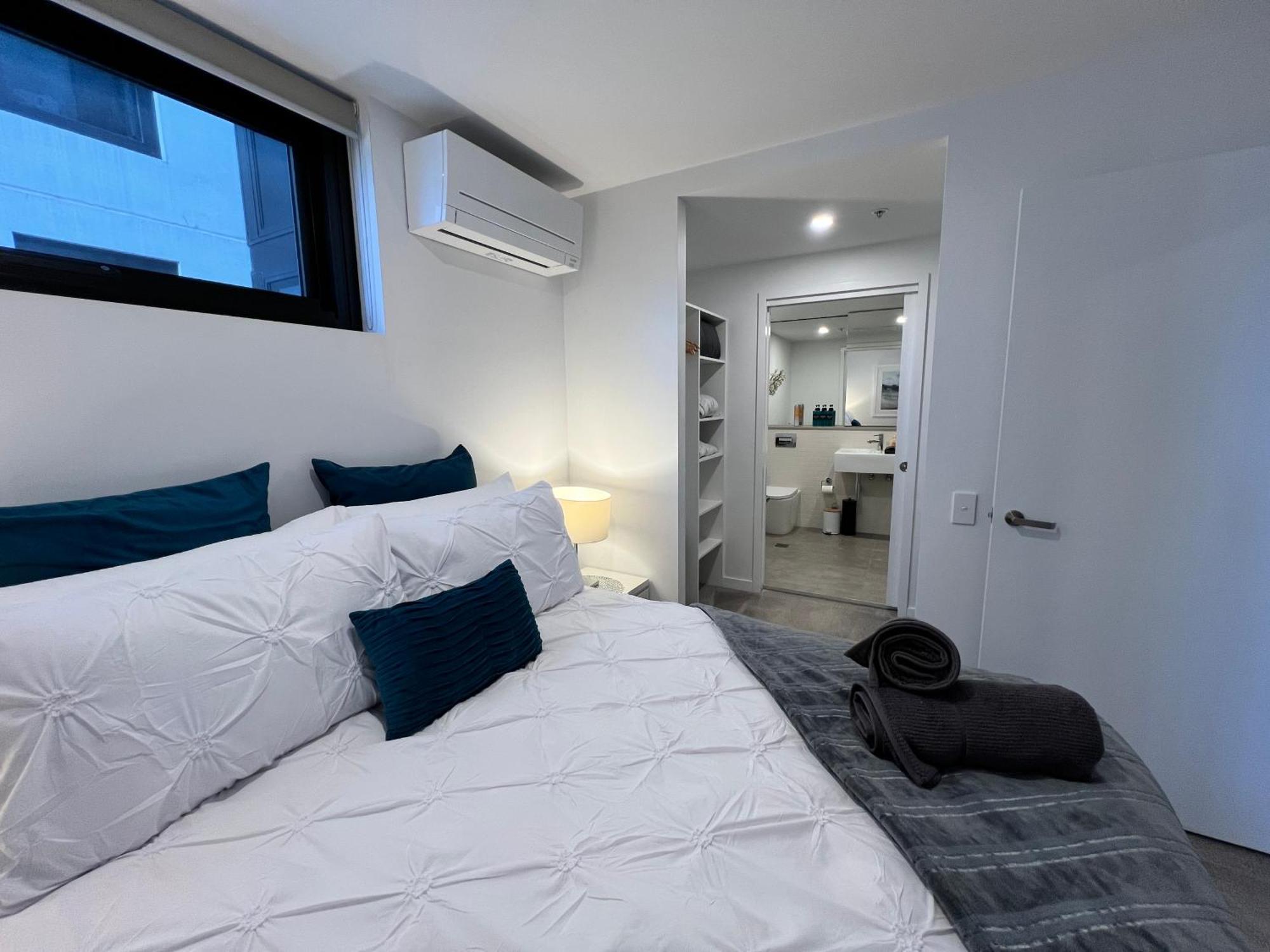 Midnight Luxe 2br 2bath 507 In The Heart Of Braddon L5 Views Pool Sauna Gym Wifi Apartment