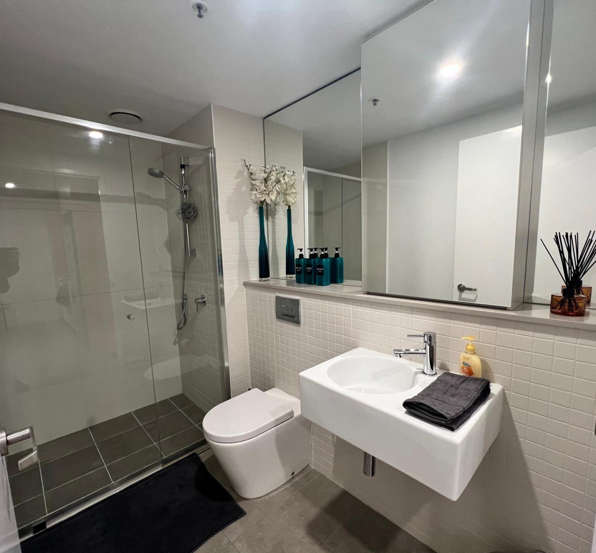 Midnight Luxe 2br 2bath 507 In The Heart Of Braddon L5 Views Pool Sauna Gym Wifi *