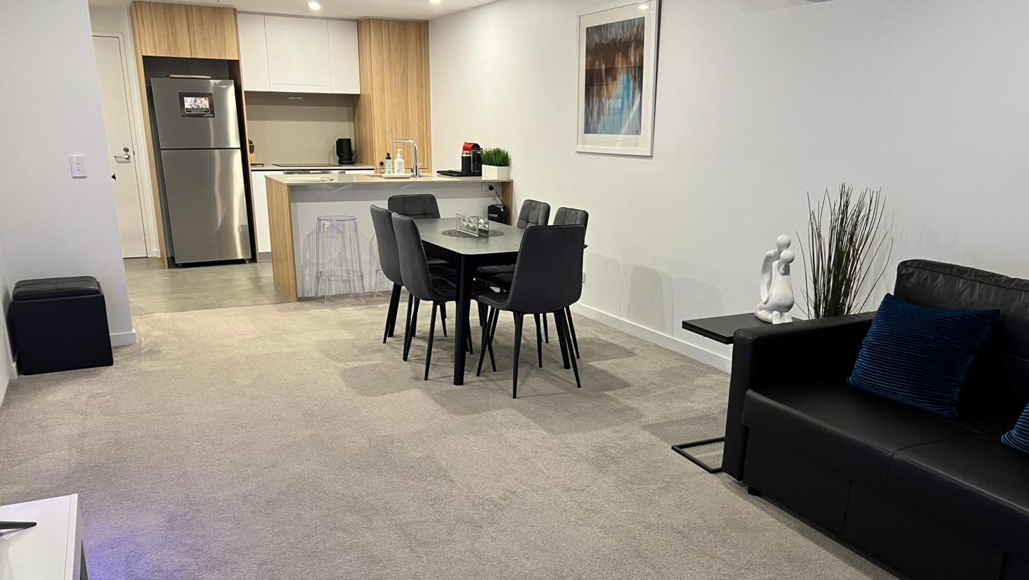 Midnight Luxe 2br 2bath 507 In The Heart Of Braddon L5 Views Pool Sauna Gym Wifi Apartment *