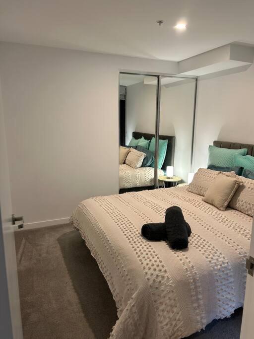 Apartment 112 At Plush Midnight *