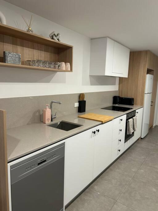 112 At Plush Midnight Apartment Canberra