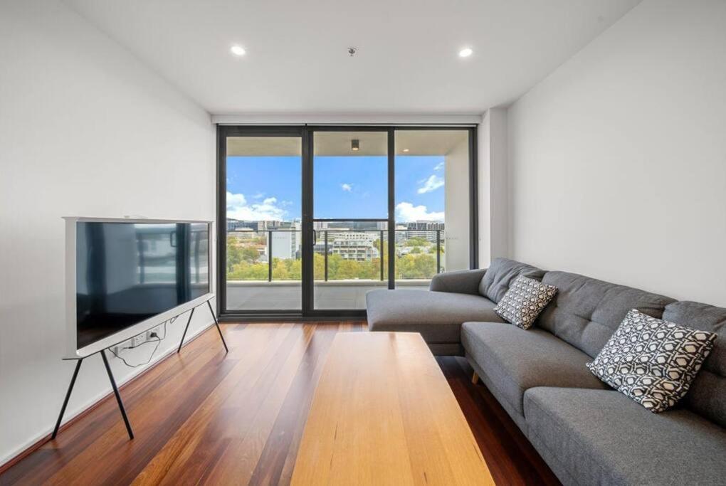 Two Bedroom Apt In Heart Of With Parking Apartamento
