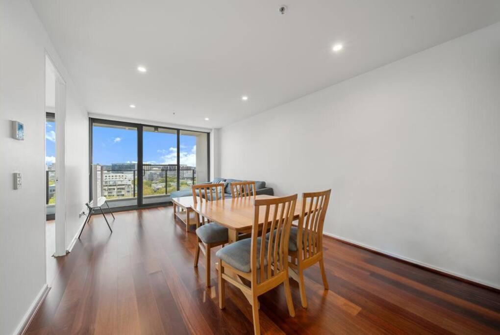Apartamento Two Bedroom Apt In Heart Of With Parking Camberra