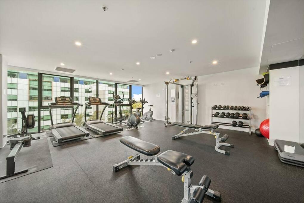 Two Bedroom Apt In Heart Of With Parking Apartamento