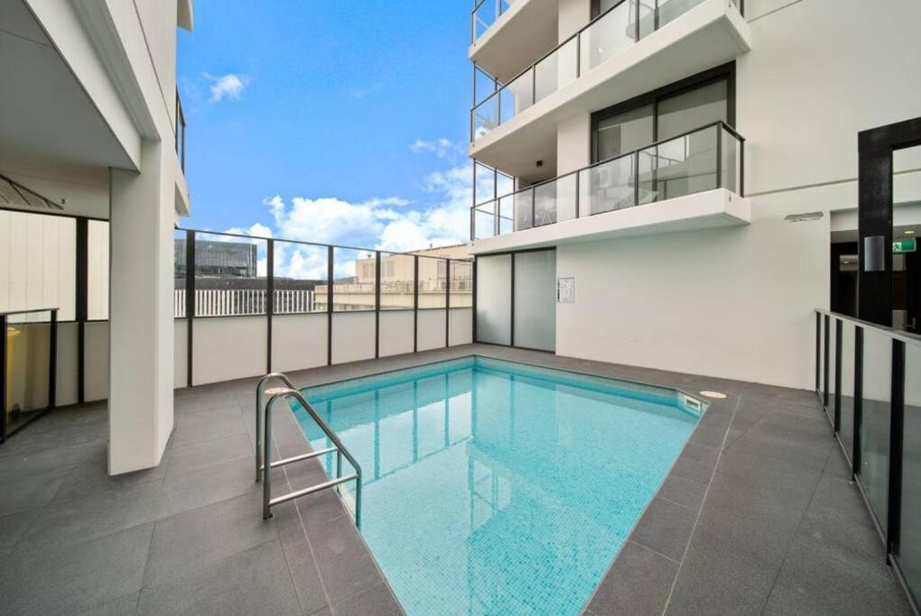 Two Bedroom Apt In Heart Of With Parking * Camberra