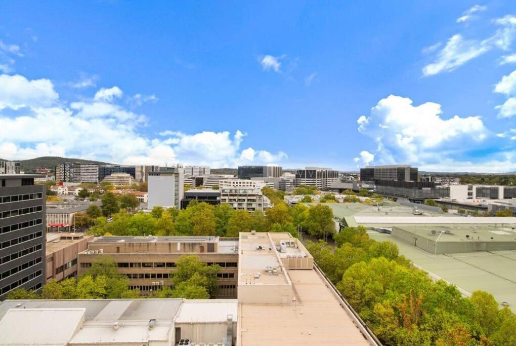Two Bedroom Apt In Heart Of With Parking * Camberra