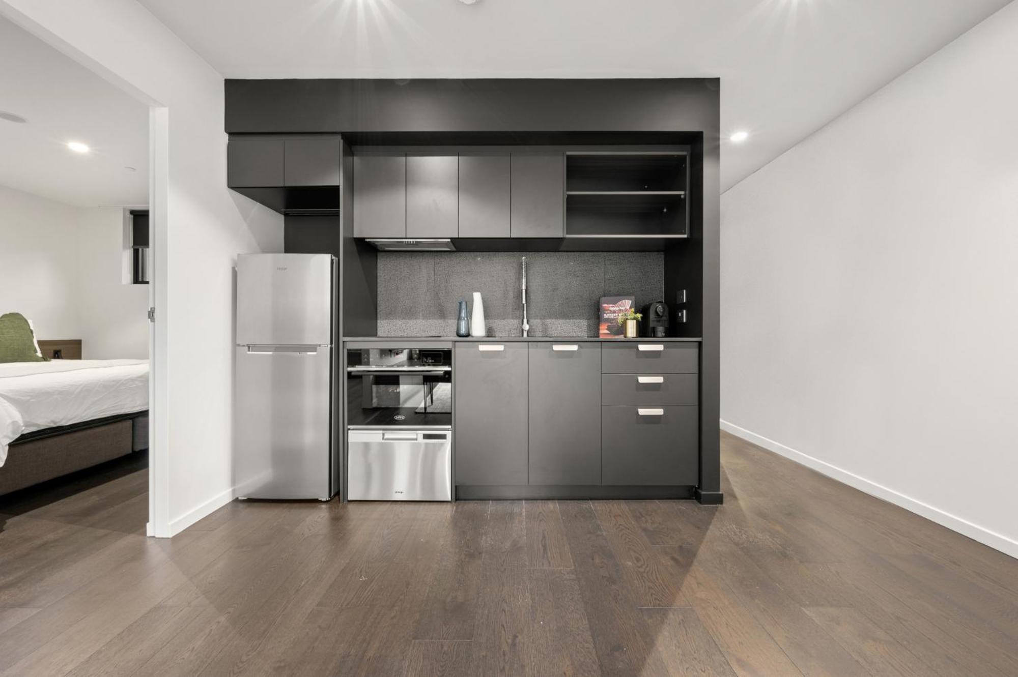 Sophisticated Inner-city 2-bed With Outdoor Dining *