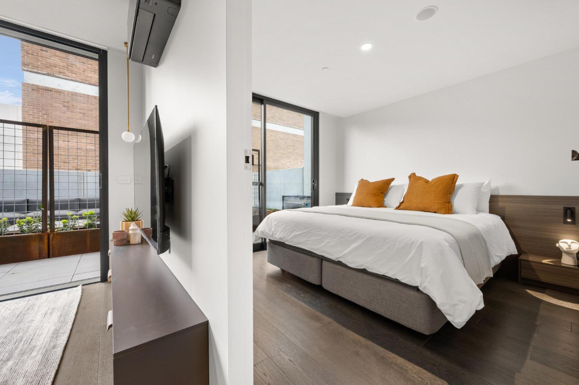 Sophisticated Inner-city 2-bed With Outdoor Dining Apartment *