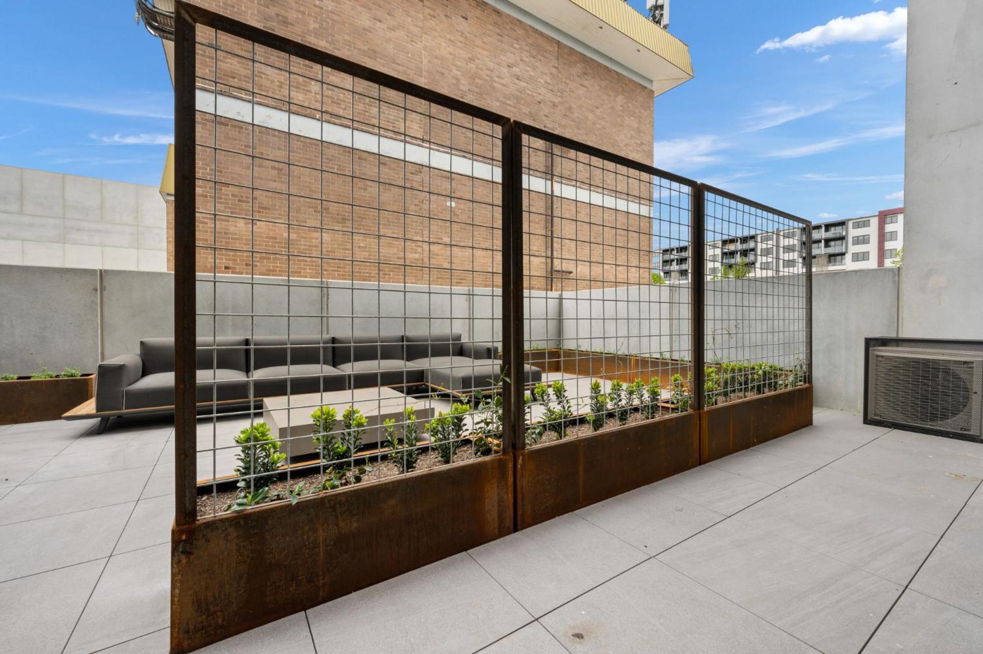 Sophisticated Inner-city 2-bed With Outdoor Dining Canberra