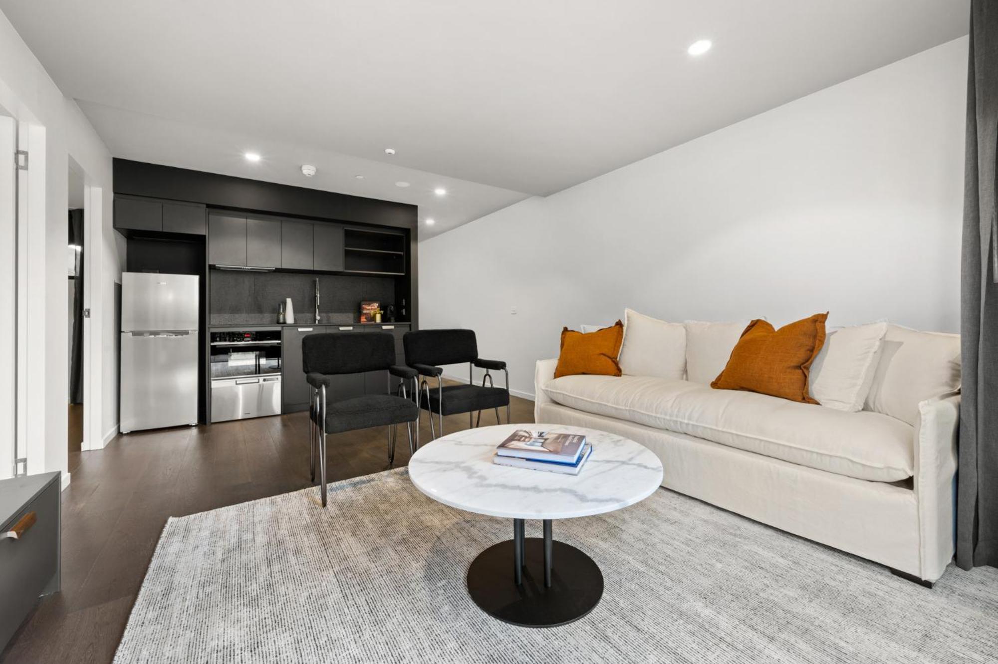 Sophisticated Inner-city 2-bed With Outdoor Dining Apartamento Camberra