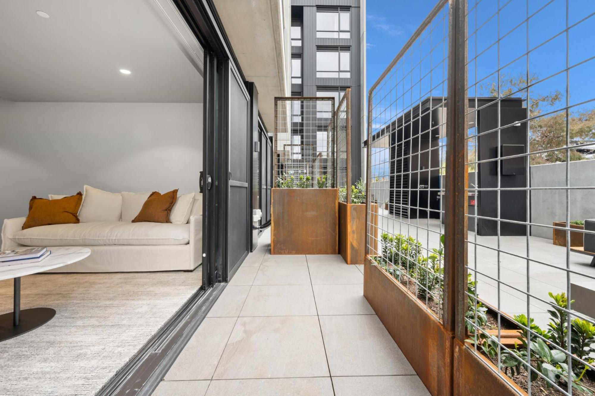 Sophisticated Inner-city 2-bed With Outdoor Dining Canberra
