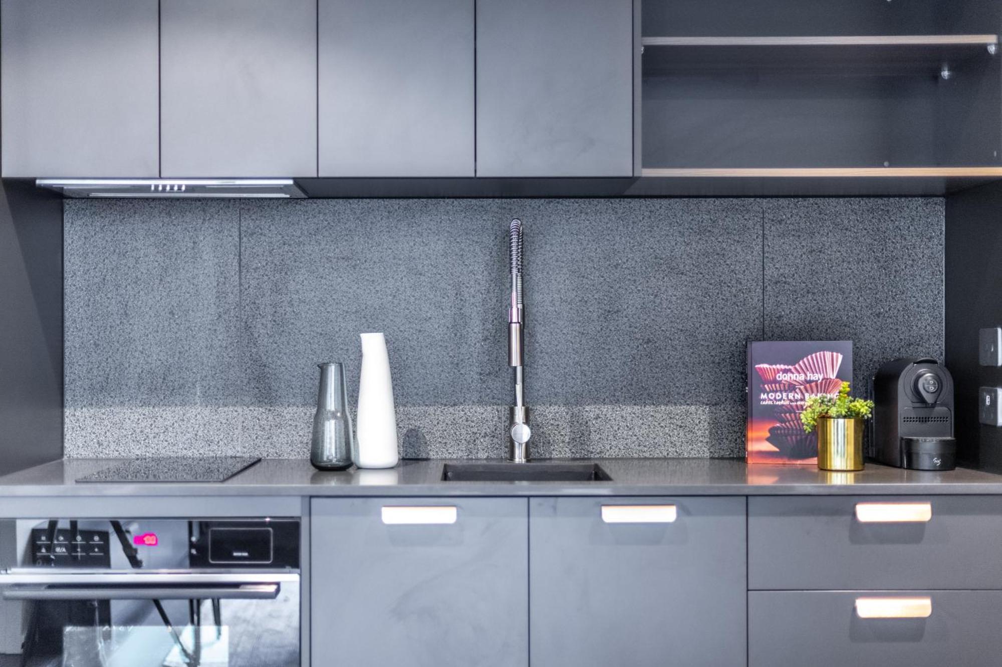 Sophisticated Inner-city 2-bed With Outdoor Dining * Canberra