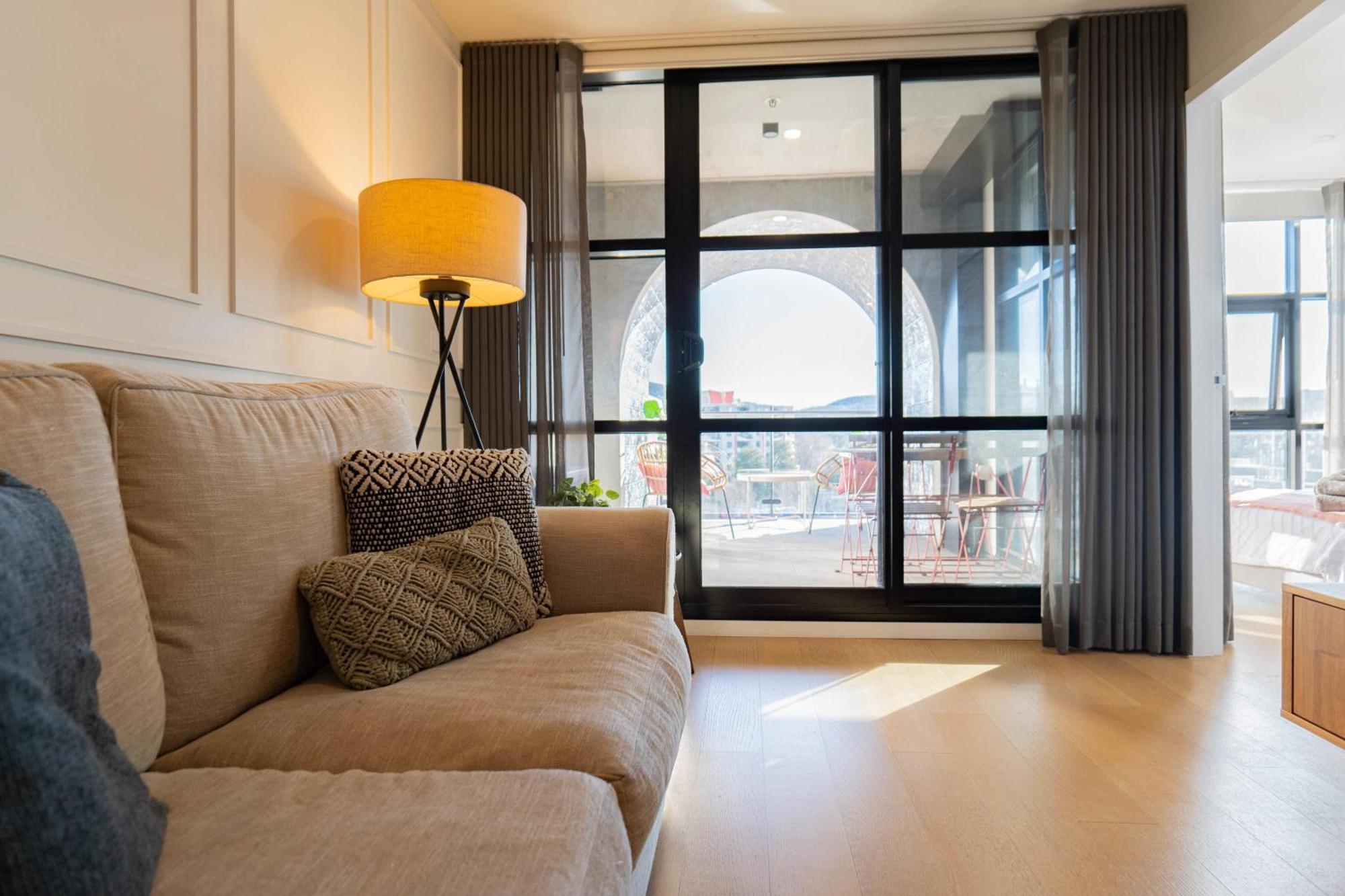 Apartment 2 Bedroom 2 Bath 1 Car On Lonsdale Street *