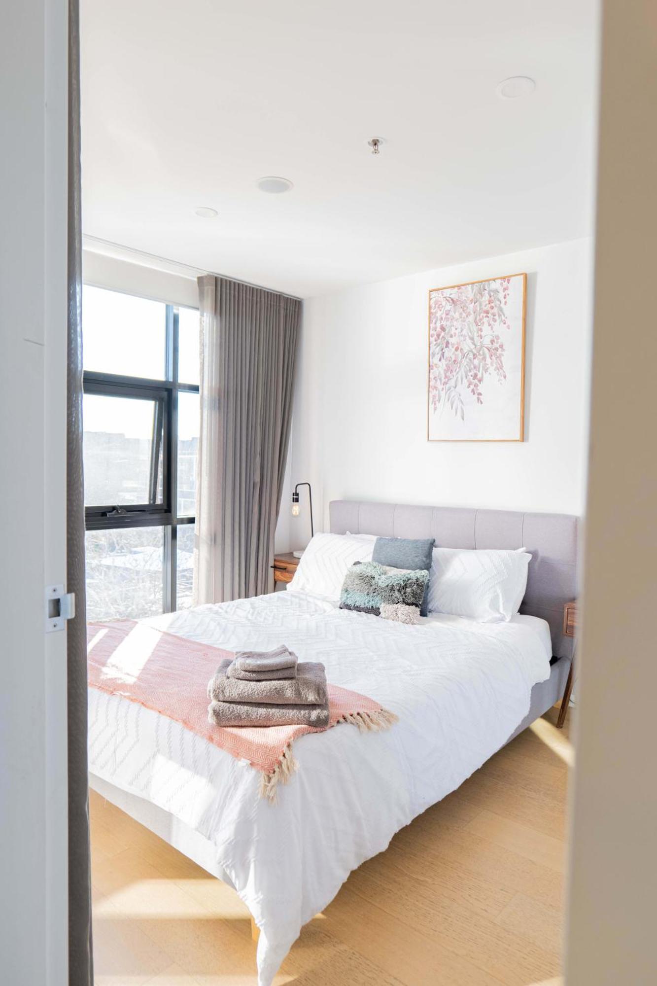 2 Bedroom 2 Bath 1 Car On Lonsdale Street Apartment *