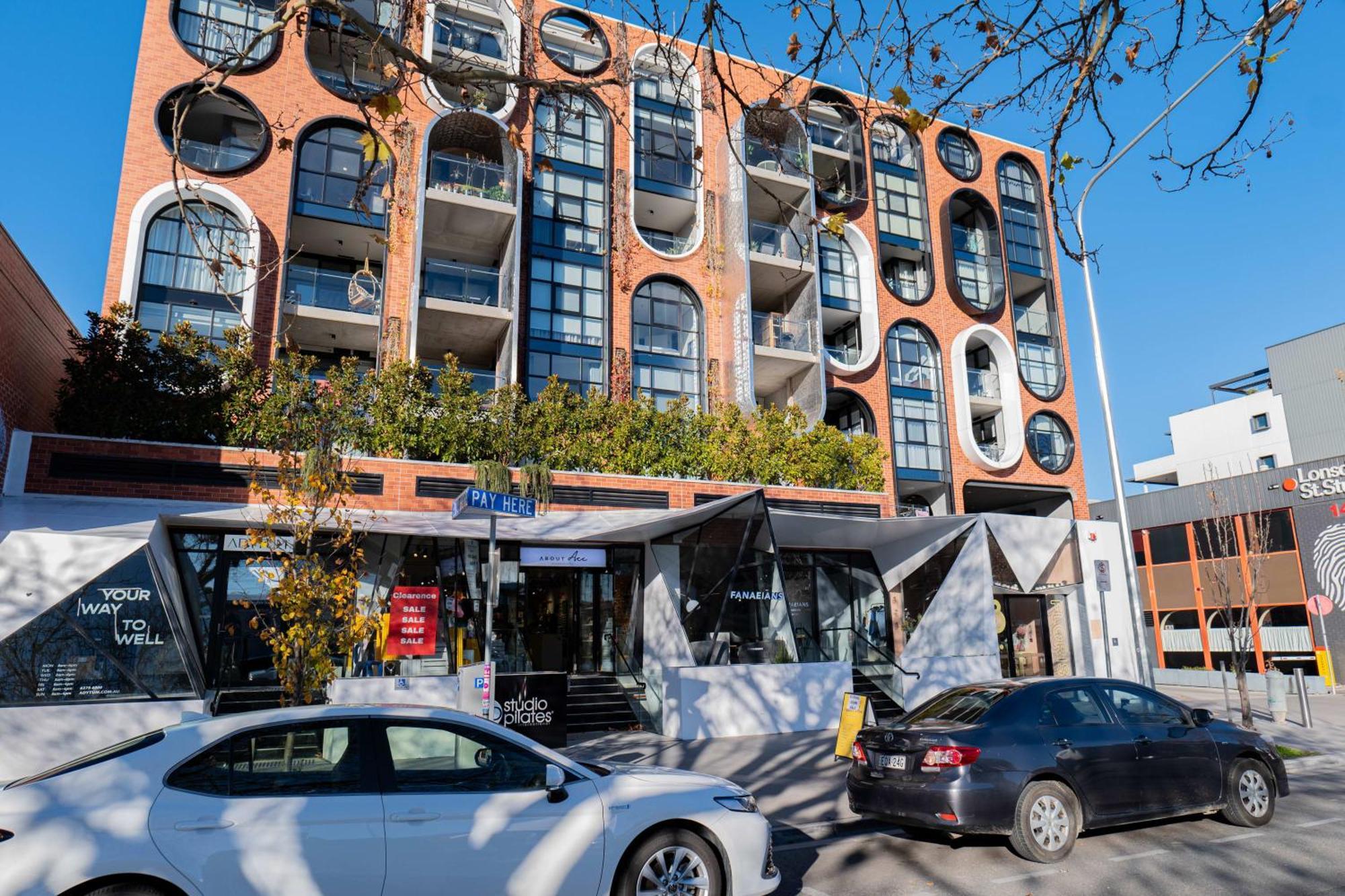 2 Bedroom 2 Bath 1 Car On Lonsdale Street Apartment
