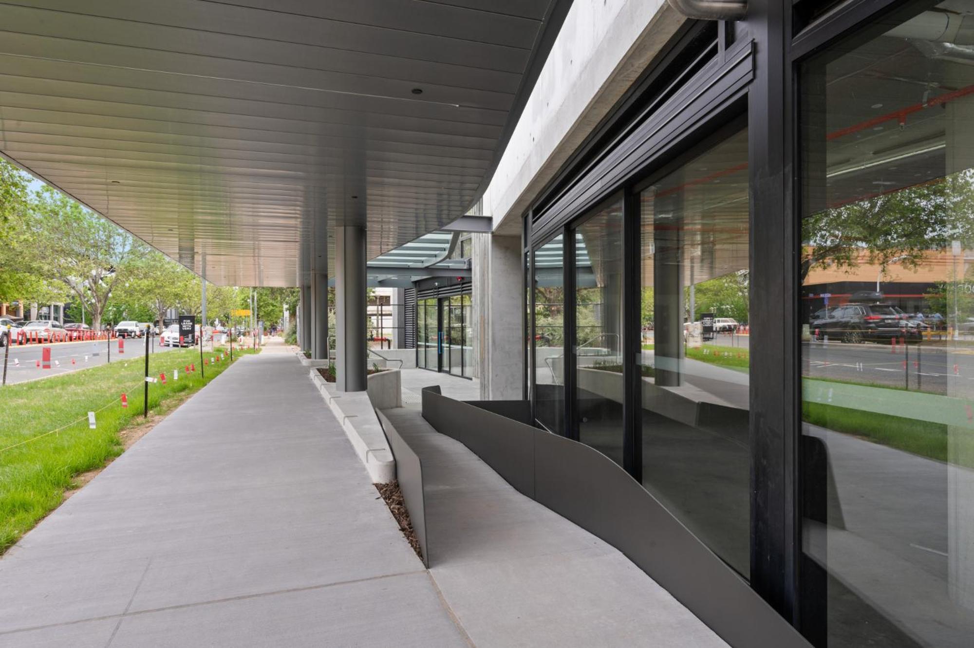 Sophisticated Inner-city 2-bed With Outdoor Dining *