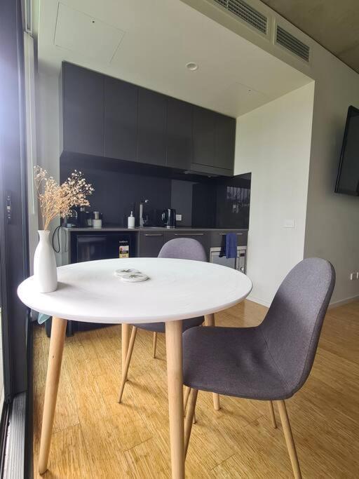 Stylish With Rooftop Pool, Minutes From And Anu *
