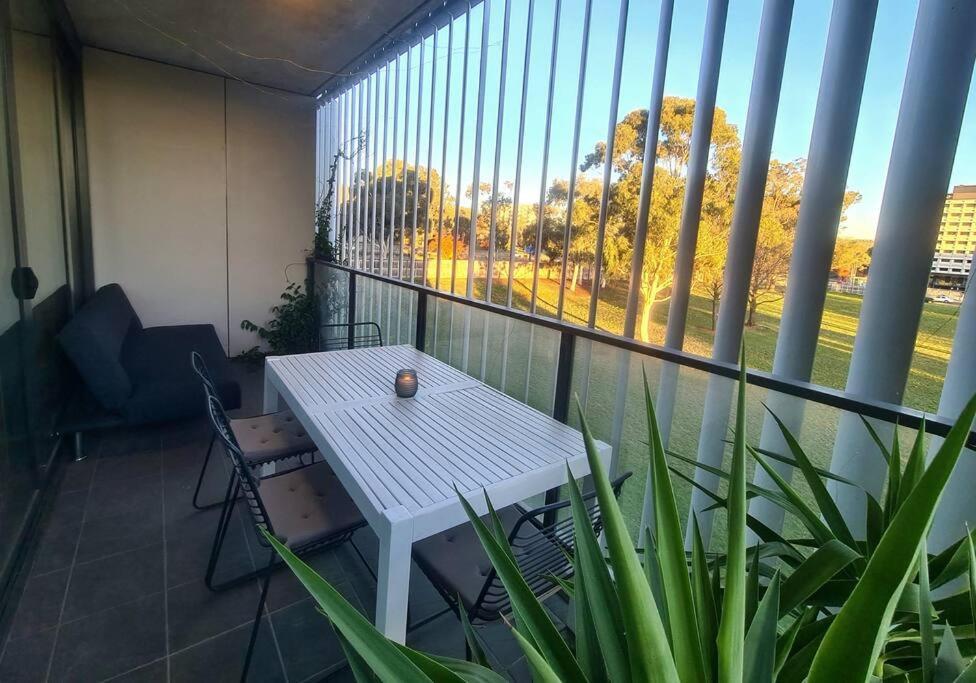 Stylish With Rooftop Pool, Minutes From And Anu Apartment Canberra