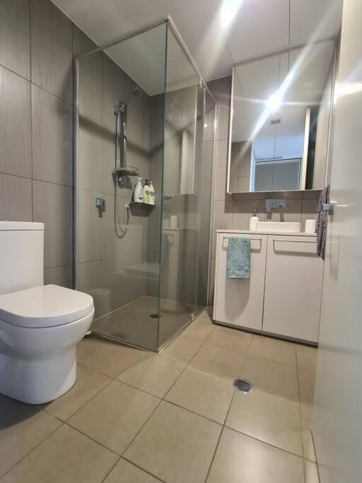 Stylish With Rooftop Pool, Minutes From And Anu Apartment *