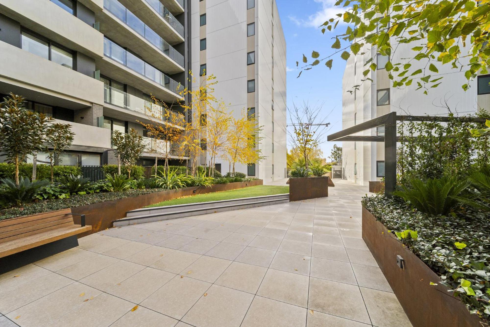 Sleek Inner-city 2-bed With Swimming Pool & Bbq Camberra