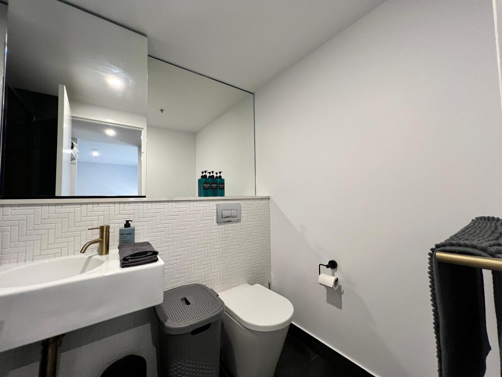 Midnight Luxe 2br 2bath 2car 528 In The Heart Of Braddon Pool Sauna Gym Secure Parking Wifi Wine Apartment Canberra