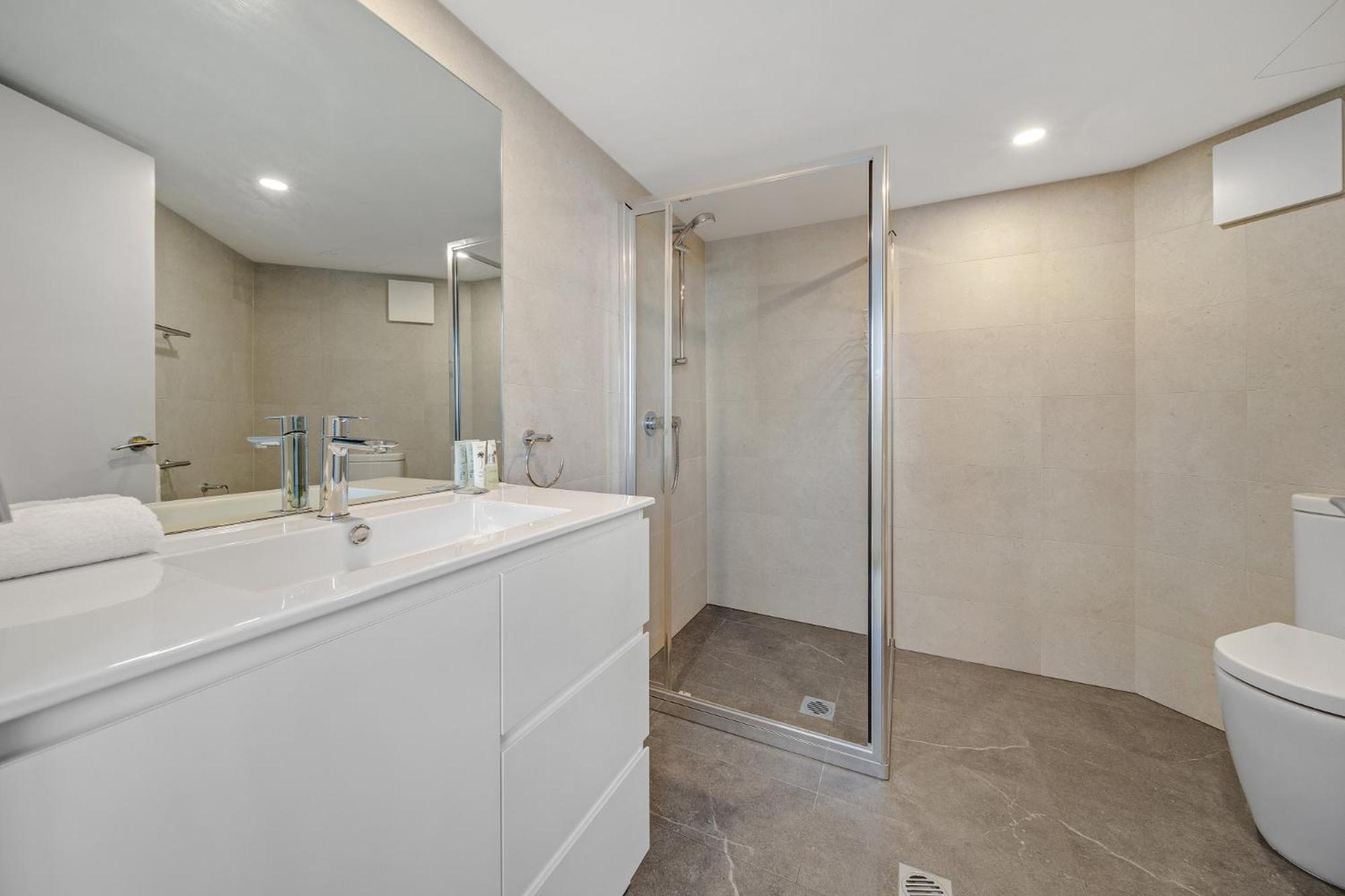 2-bed With Pool, Gym And Canberra