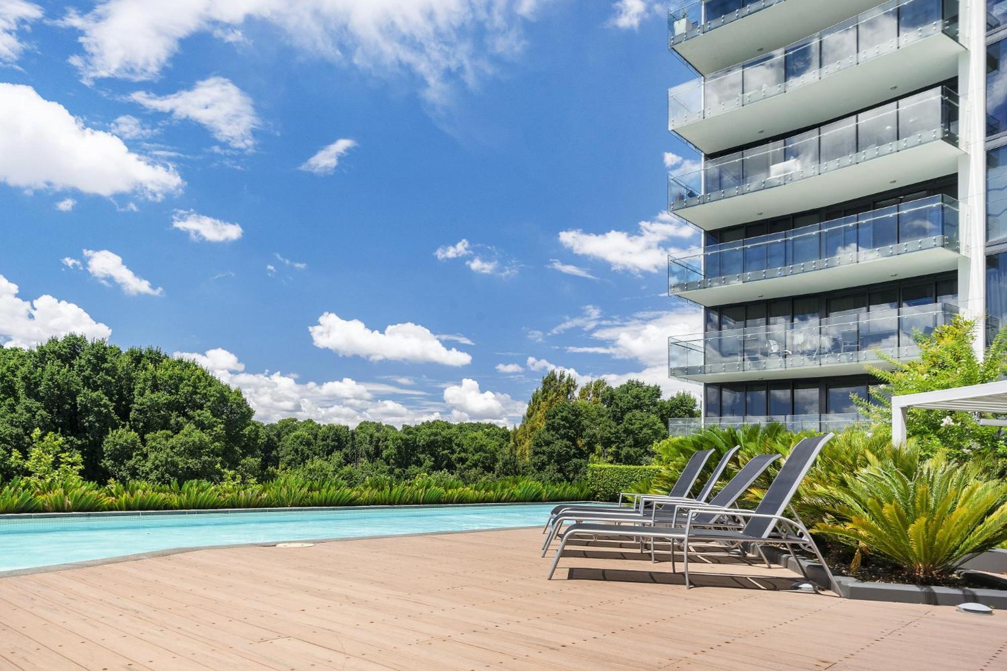 Located 2-bed With Pool, Gym & Parking Apartment *