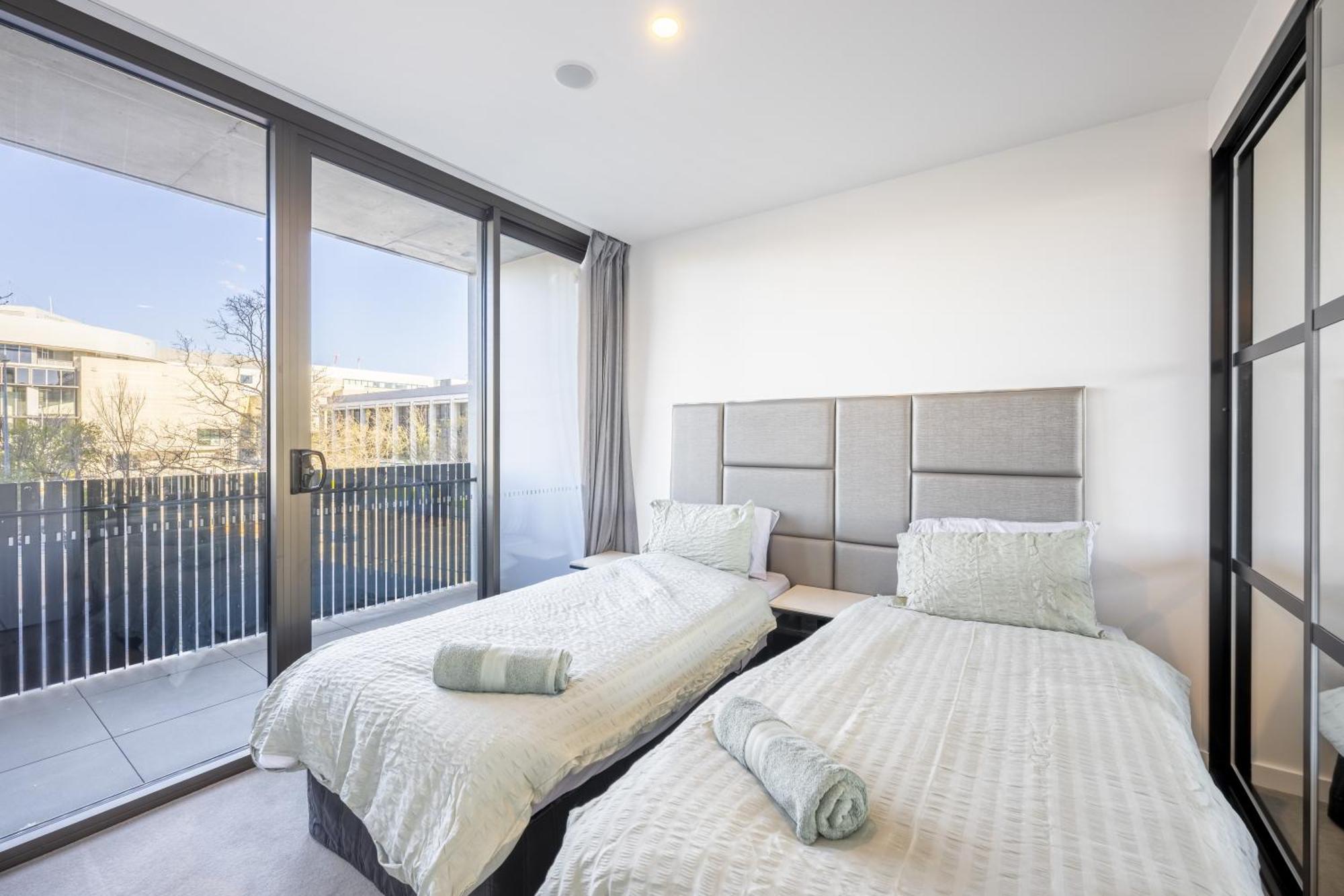 Located 2 Bedroom In With Parking Apartment