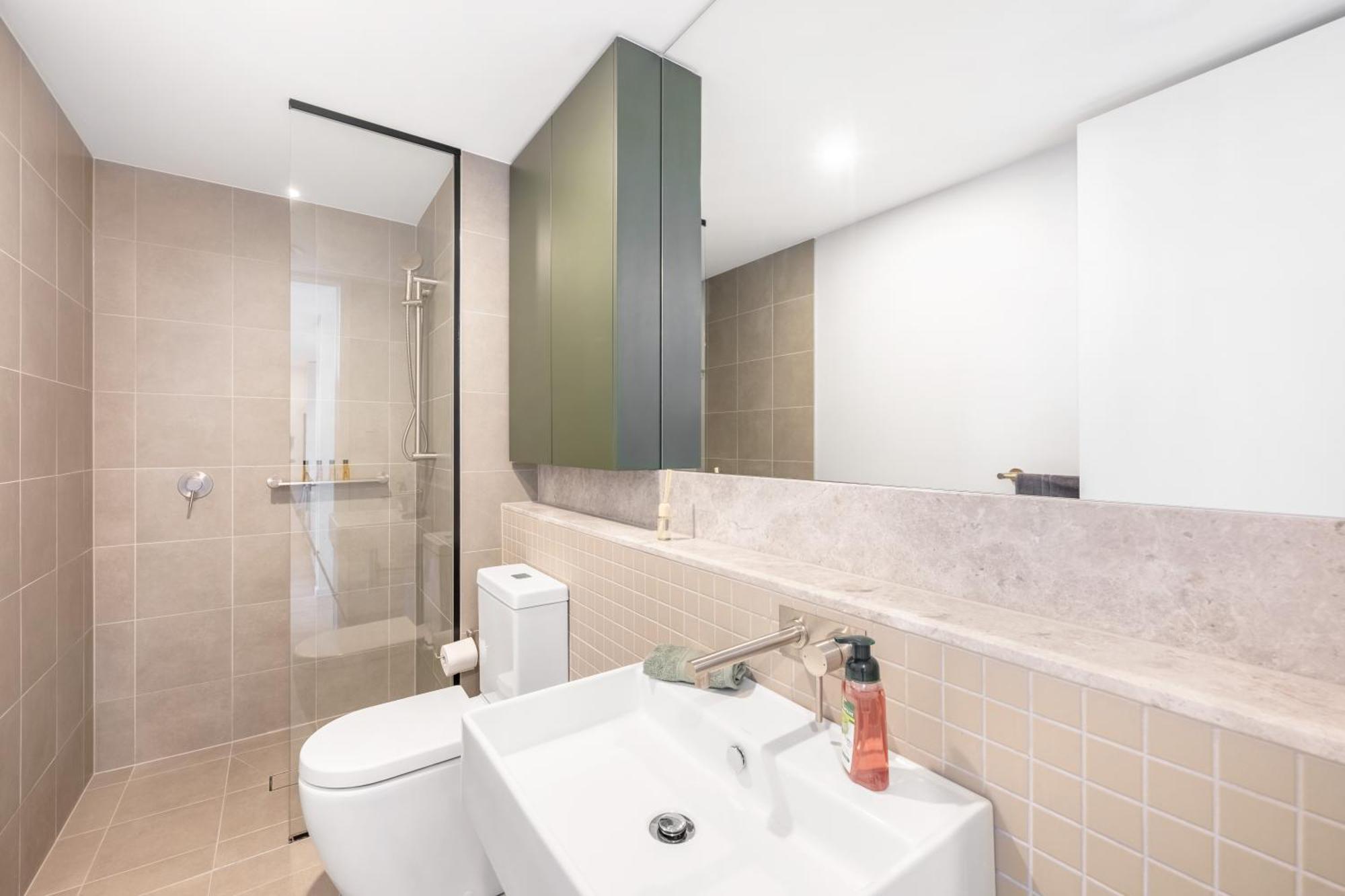 Located 2 Bedroom In With Parking Apartment *
