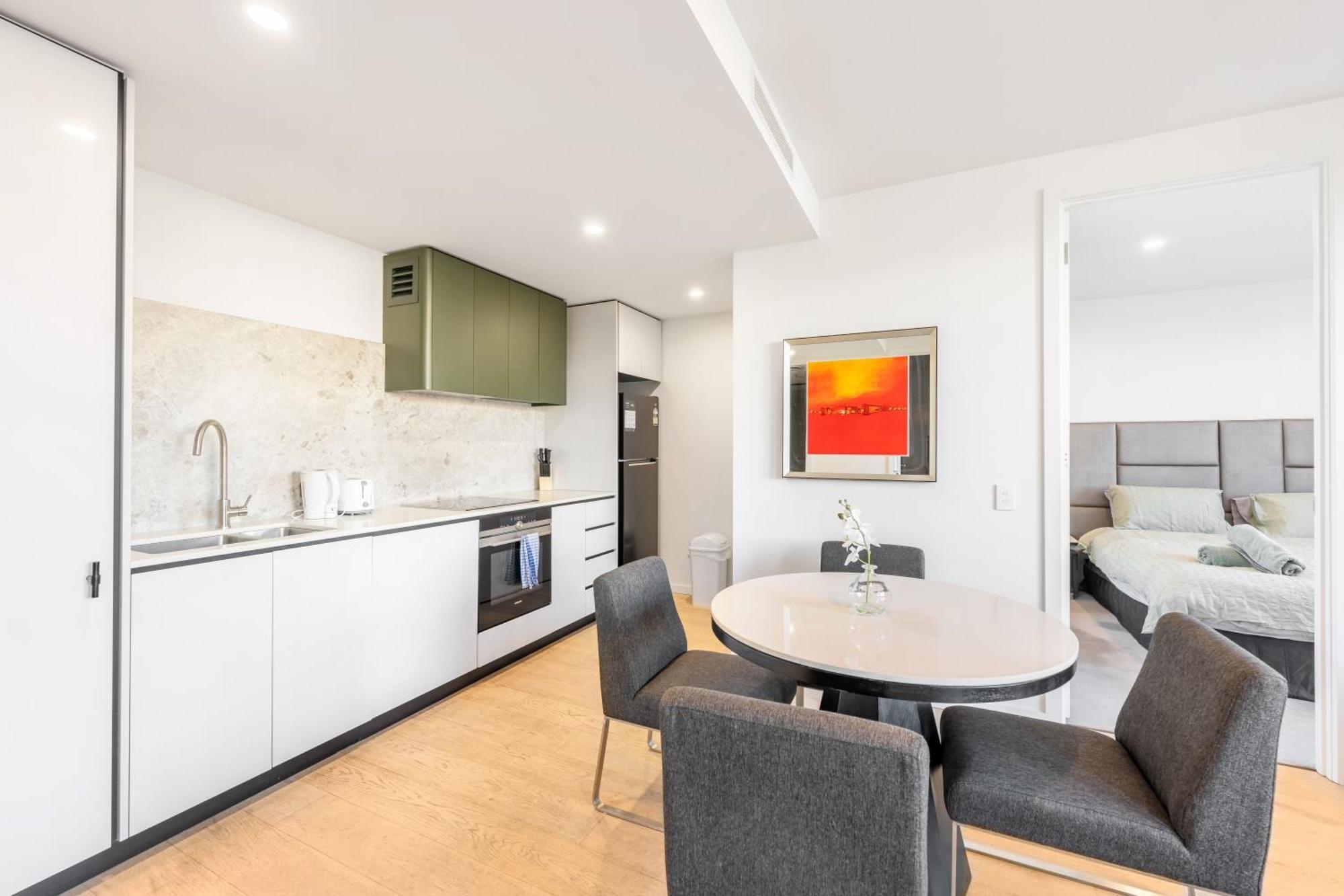 Located 2 Bedroom In With Parking Apartment *