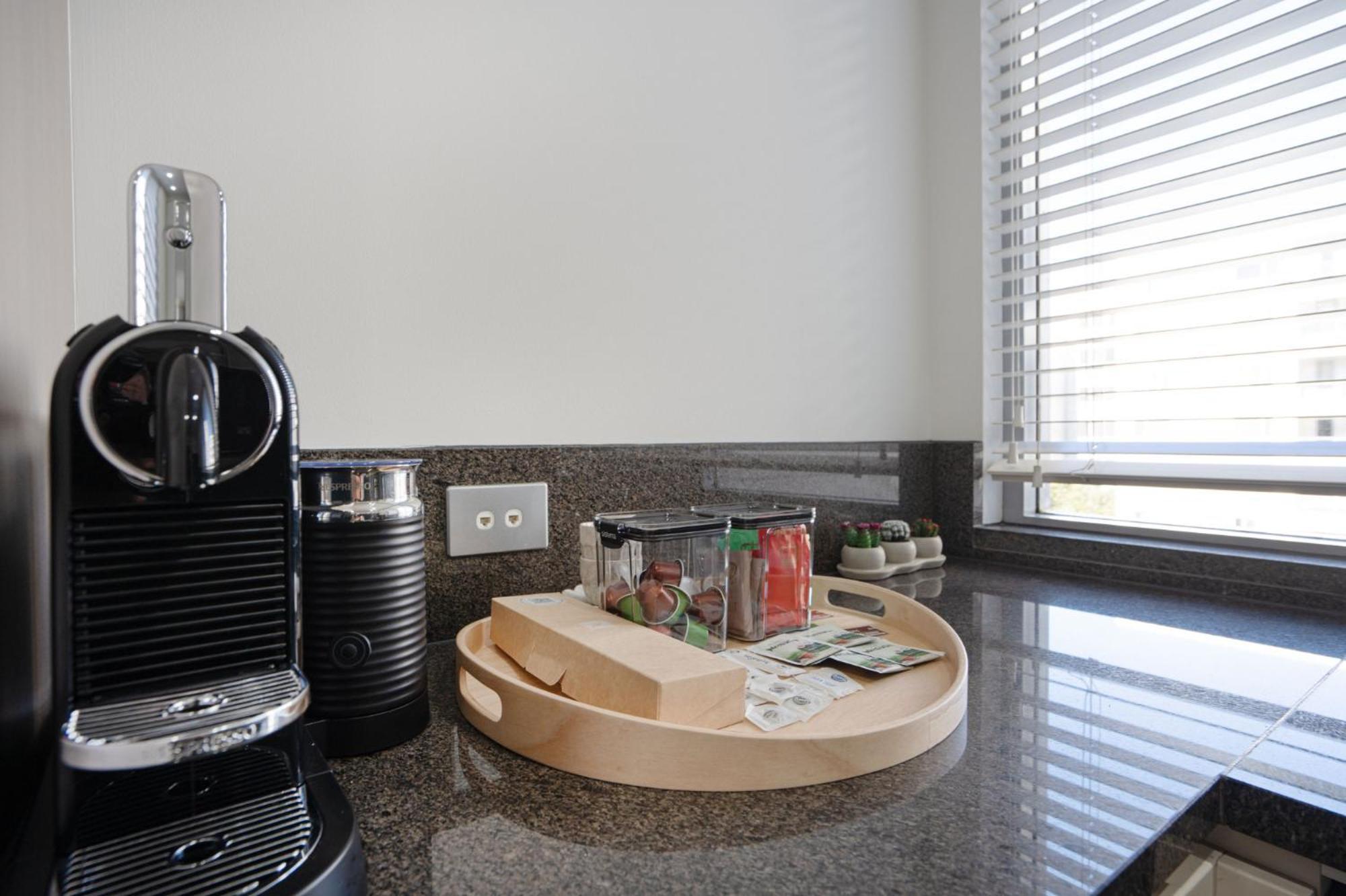 Modern 1-bed Unit With Pool Views And Balcony Apartamento