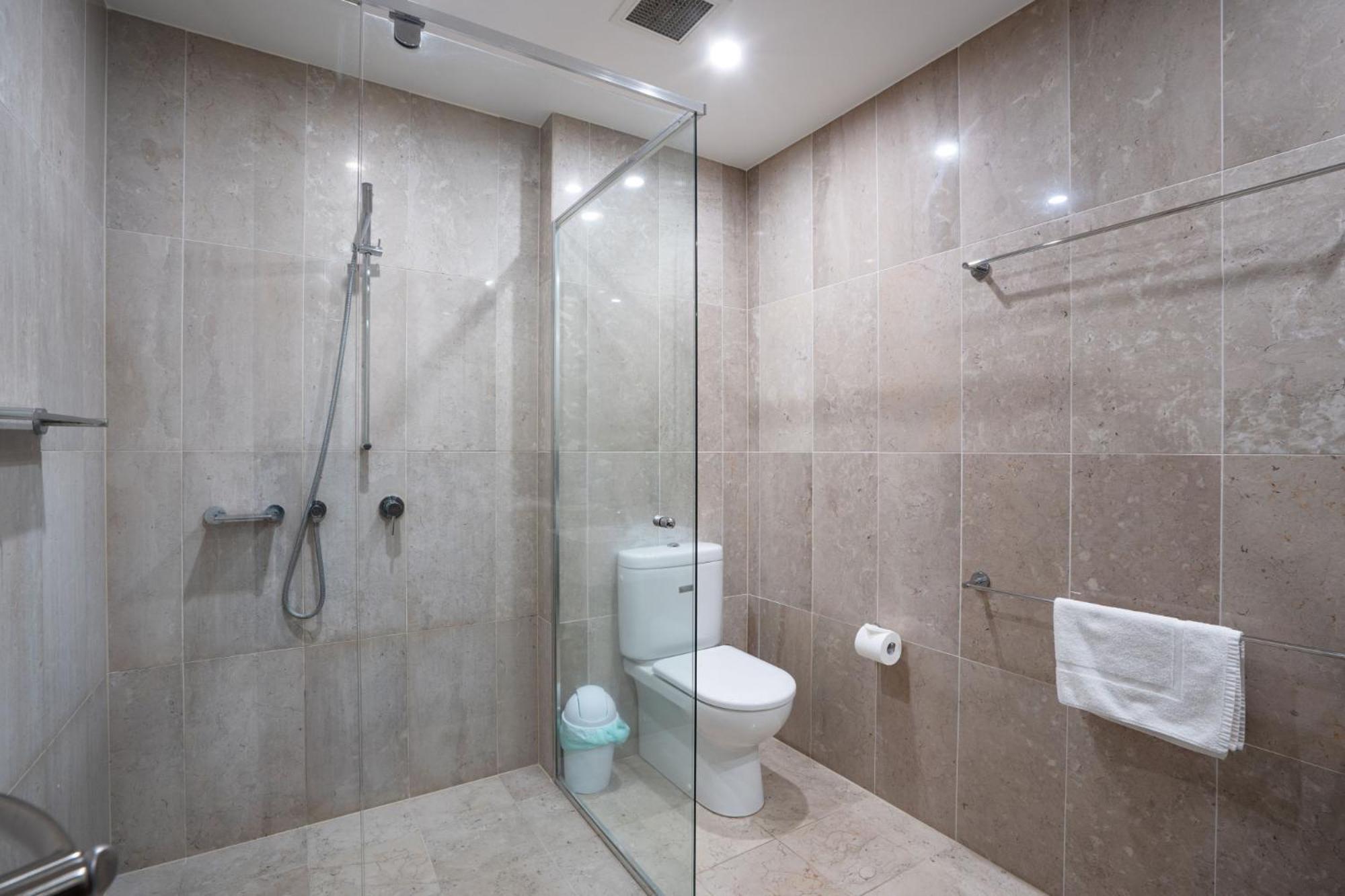 Modern 1-bed Unit With Pool Views And Balcony
