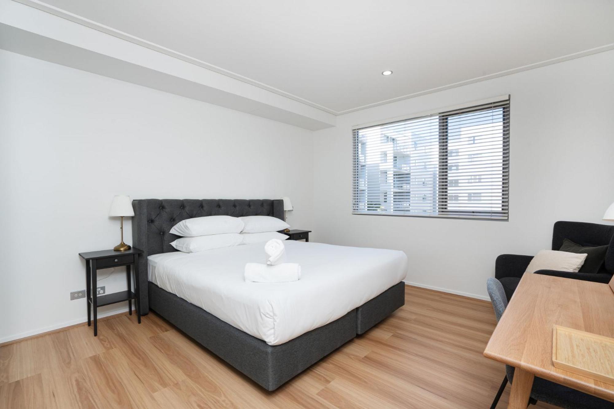 Modern 1-bed Unit With Pool Views And Balcony *