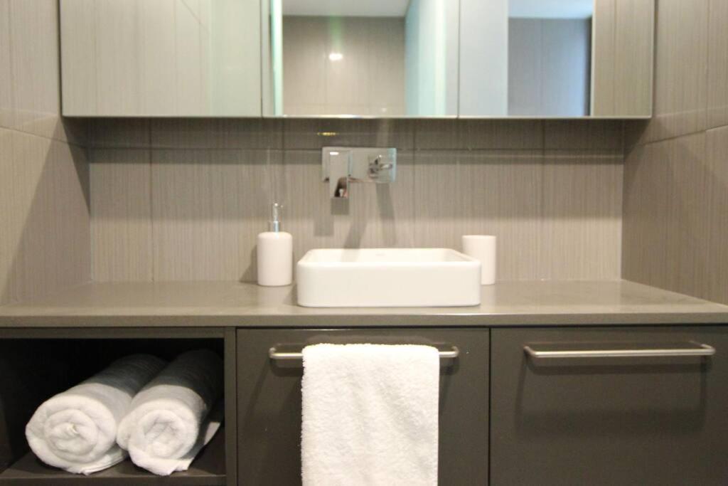 Apartment Luxury Minutes From W Rooftop Pool & Parking Canberra