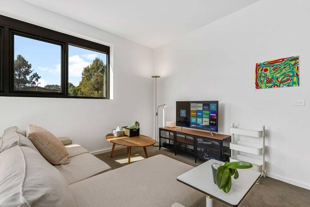 Modern Art And Private Entrance & Plenty Free Parking Holiday home Canberra