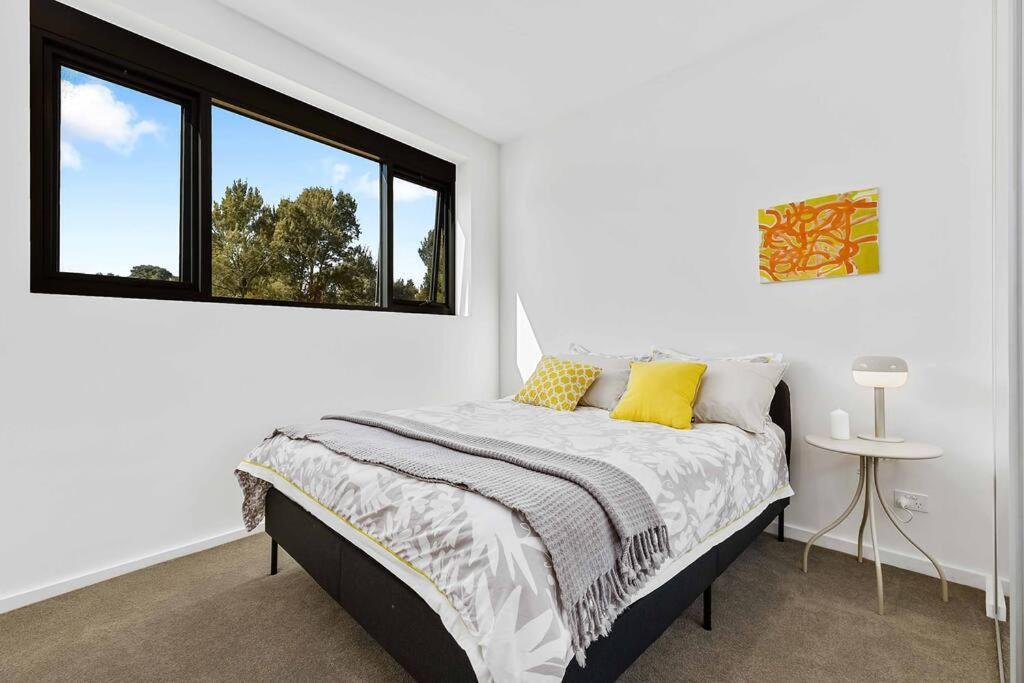 Modern Art And Private Entrance & Plenty Free Parking Holiday home Canberra