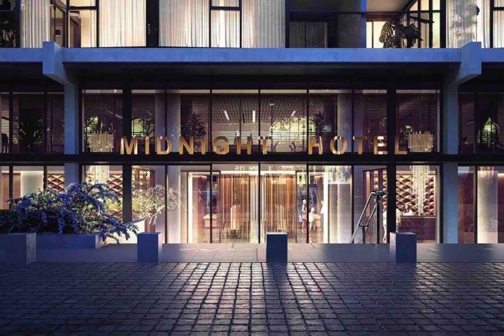 Midnight Luxe 2br 2bath 2car 230 Pool Gym Sauna * Canberra
