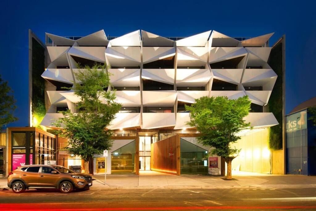 Modern 2 Bedroom At With Free Parking Canberra