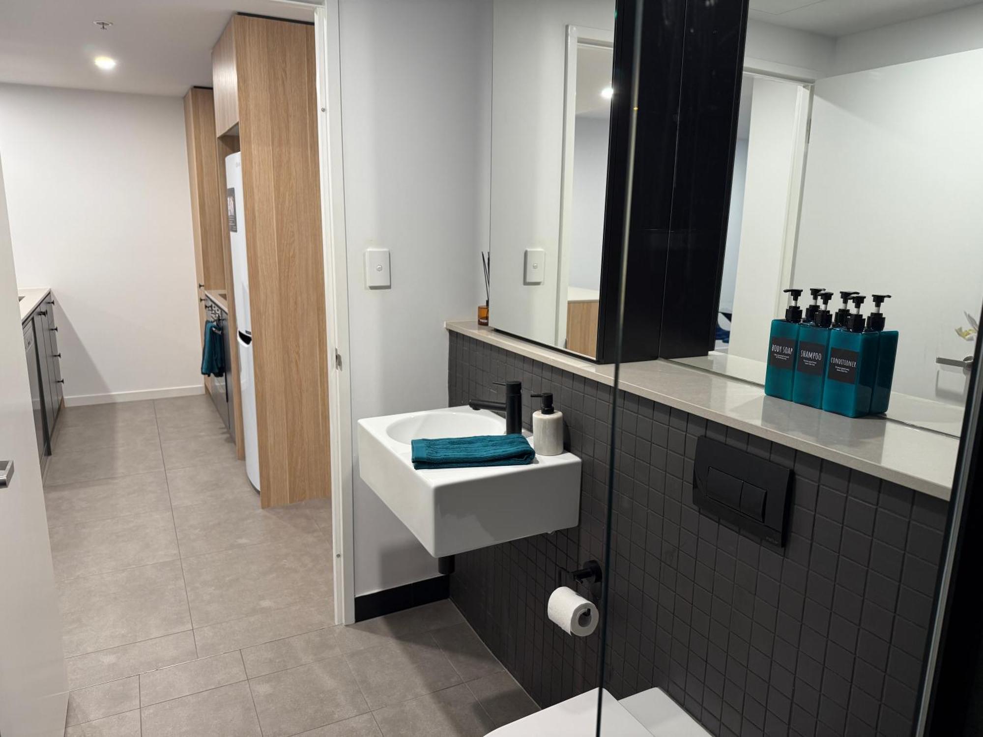 Midnight Luxe 2br 2bath 2car 230 Pool Gym Sauna