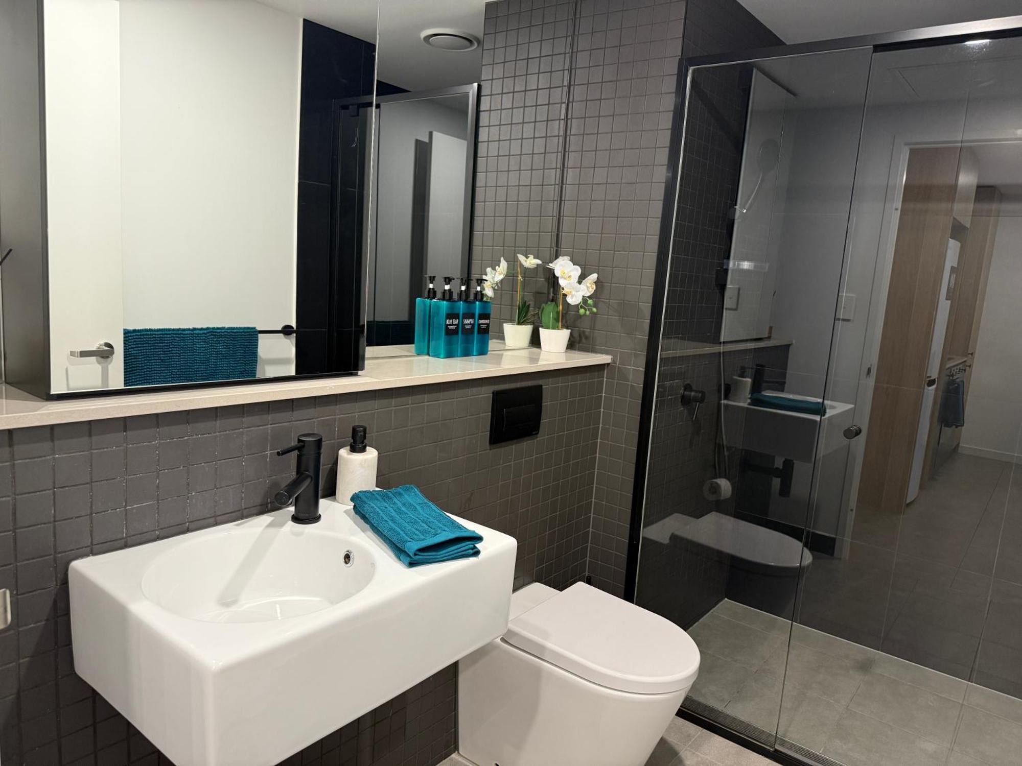 Midnight Luxe 2br 2bath 2car 230 Pool Gym Sauna
