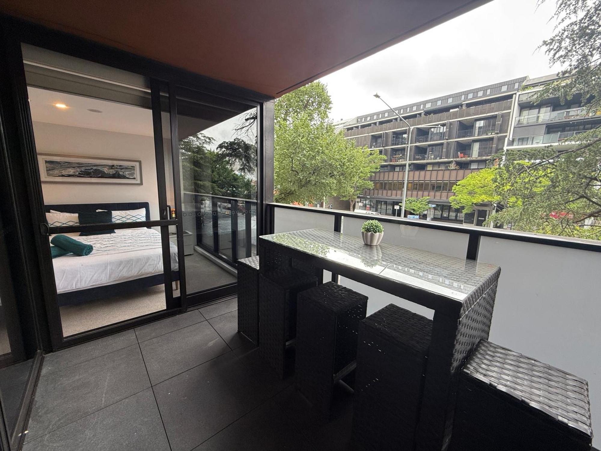 Midnight Luxe 2br 2bath 2car 230 Pool Gym Sauna Apartment Canberra