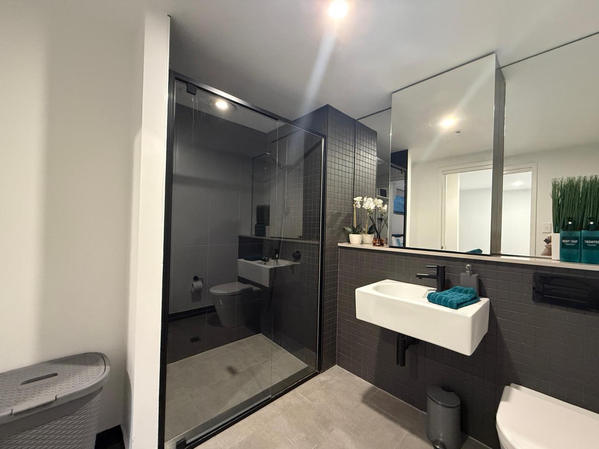 Midnight Luxe 2br 2bath 2car 230 Pool Gym Sauna Apartment